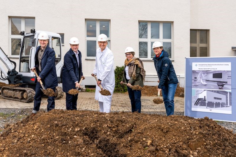 Der Spatenstich für einen Krankenhausanbau mit modernem Hybrid-OP wurde am 17. April 2023 vollzogen von Architekt Daniel Ferchland (BJP Architekten Ingenieure) sowie seitens des Diakonissenkrankenhauses Leipzig vom Kaufmännischen Geschäftsführer Dirk Herrmann, dem Ärztlichen Direktor Dr. Olaf Richter, der Theologischen Geschäftsführerin Maria Beyer und der pflegerischen OP-Bereichsleiterin Mary Sieber (v. l. n. r.). Foto: Kay Zimmermann