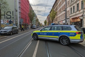 Die Polizei am Sonntagnachmittag auf der Eisenbahnstraße. Foto: LZ