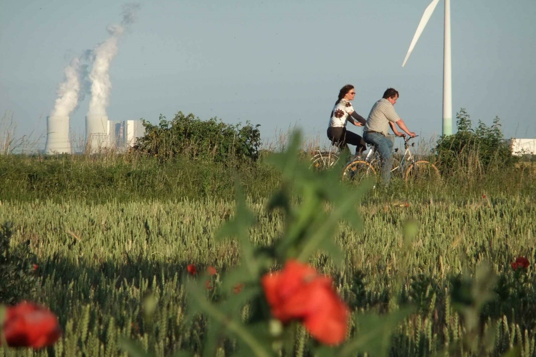 Blick auf die Windkraftanlage Knautnaundorf und das Kraftwerk Lippendorf
