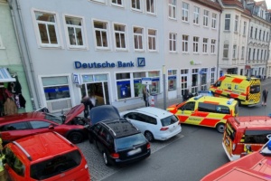 Unfallautos vor einer Bankfiliale