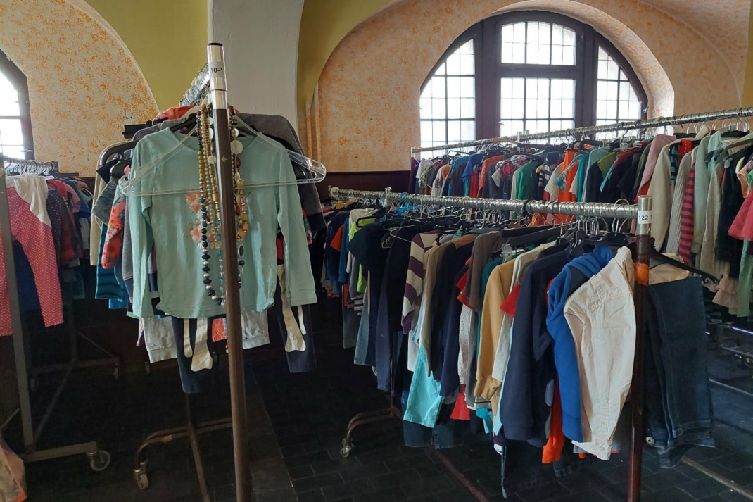 Kleidung auf Ständern aufgehängt