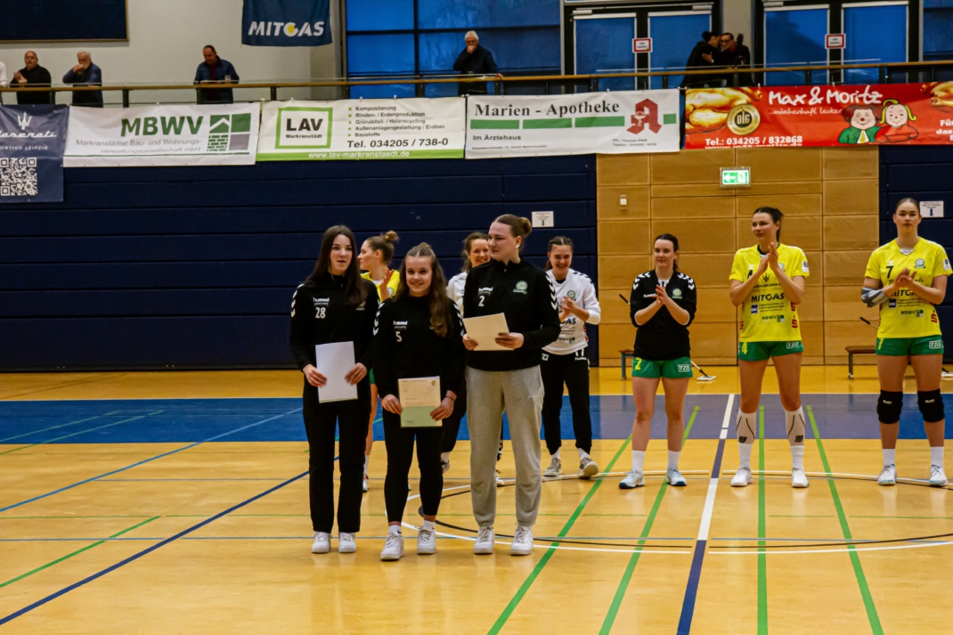 Foto der vom HVS-Landestrainer Jacob Dietrich geehrten Nachwuchssportlerinnen