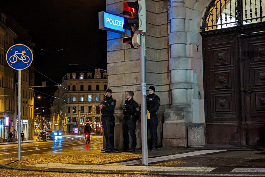 Nach der Festnahme verlagerte sich das Geschehen rasch zur Dimitroffstraße an die Polizeidirektion. Foto: LZ
