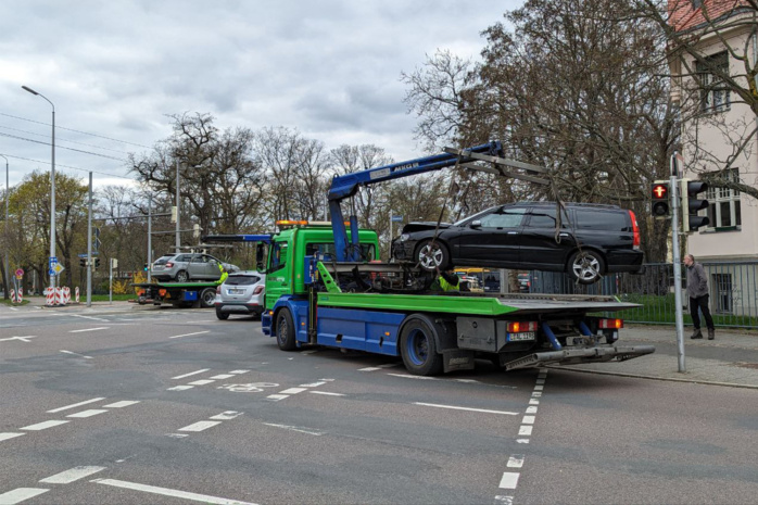 Abschleppwagen mit einem geladenen Auto