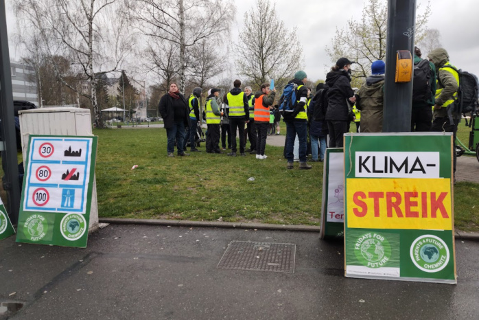 Auch lokale Forderungen wurden laut: nach einem Verkehrsplan und einer verantwortlichen Person in der Stadtverwaltung für Klimaschutz. Foto: LZ