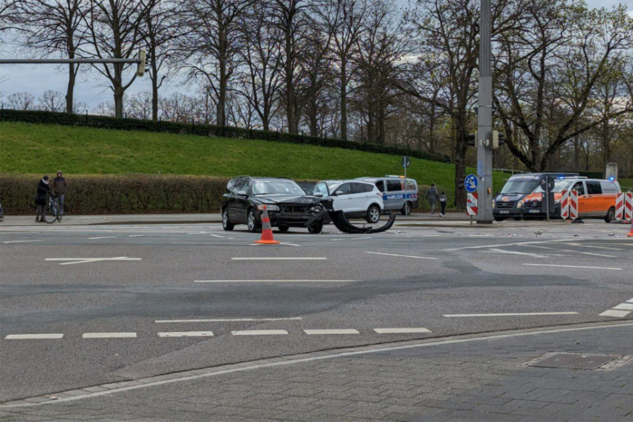 Zwei Autos auf einer Straße, augenscheinlich aufeinander geprallt