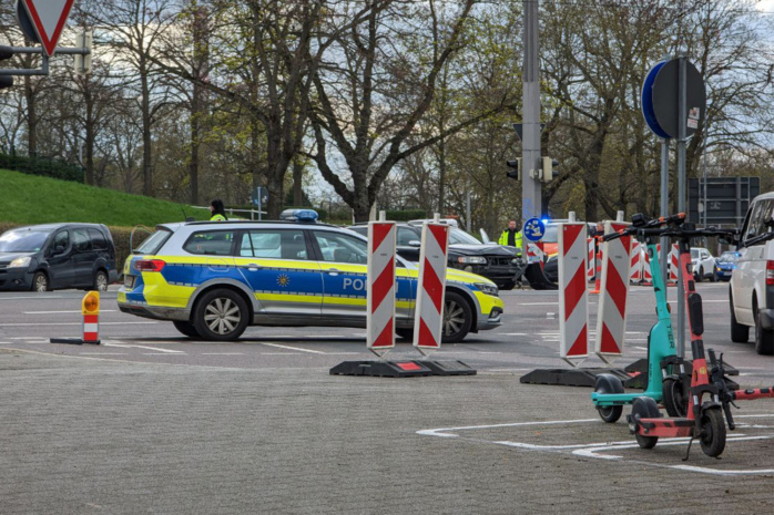 Ein Polizeiauto zwischen Absperrungen