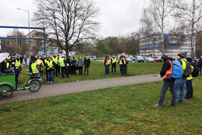 Etwa 30 Menschen beteiligten sich an den Aktion gemeinsam mit der "Letzten Generation". Foto: LZ