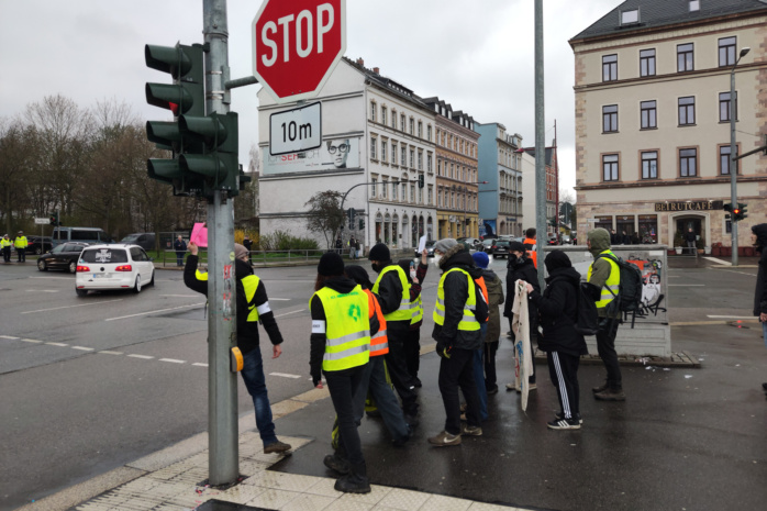 Mit 3 x 7 Minuten in Form angemeldeter Versammlung gab es Straßenblockaden in Chemnitz. Foto: LZ