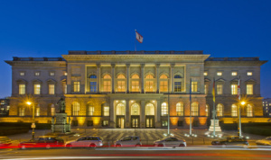 Das Abgeordnetenhaus von Berlin zur "Blauen Stunde". Foto Landesarchiv Berlin, Thomas Platow