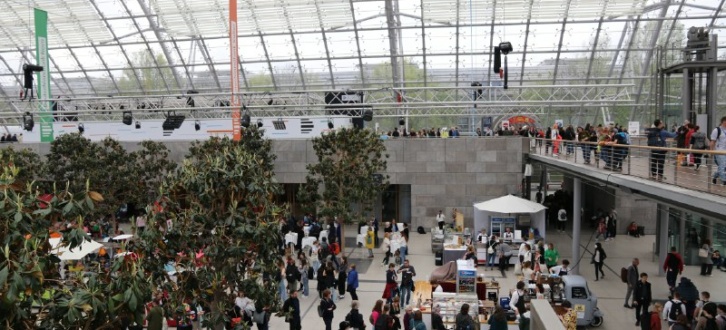 Blick in die Empfangshalle der Leipziger Buchmesse 2023. Foto: Sabine Eicker