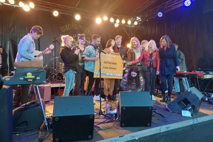 Courage Festival an der Moritzbastei. Ehrung für die Gewinner-Band „Cave Dealer“. Foto: Sabine Eicker