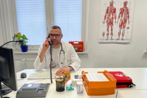 Lok-Stürmer Djamal Ziane als „Doktor gegen das Pokalfieber“. Foto: 1. FC Lok Leipzig