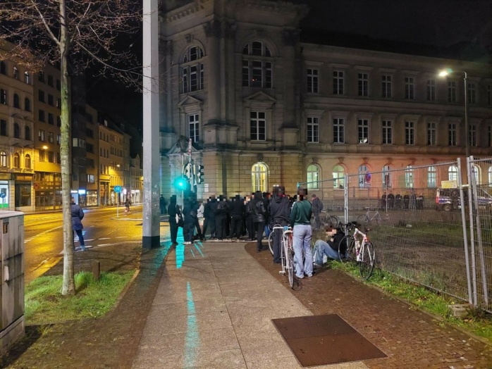 Nach mehreren Festnahmen findet eine Versammlung vor der Zentralen Gefangenensammelstelle der Polizei Leipzig in der Dimitroffstraße statt.