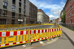 Baustellenabsperrung und -zaun auf einer Straße