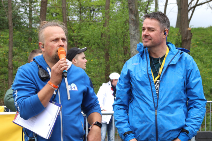 Leipzig Marathon 2023. Moderatoren-Duo Martin Lobst und Roman Knoblauch. Foto: Sabine Eicker