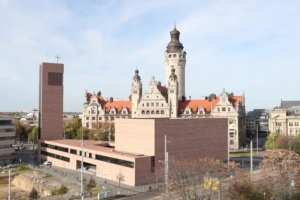 Blick auf das Neue Rathaus Leipzig und die Kirche St. Trinitatis (Symbolbild). Foto: Jan Kaefer