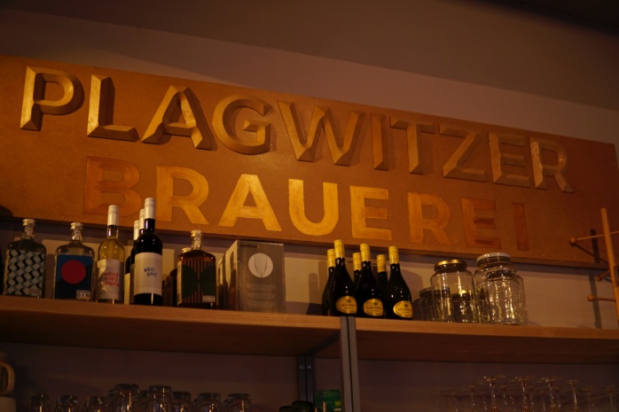 Über dem Tresen: das Branding der Plagwitzer Brauerei. Foto: Antonia Weber