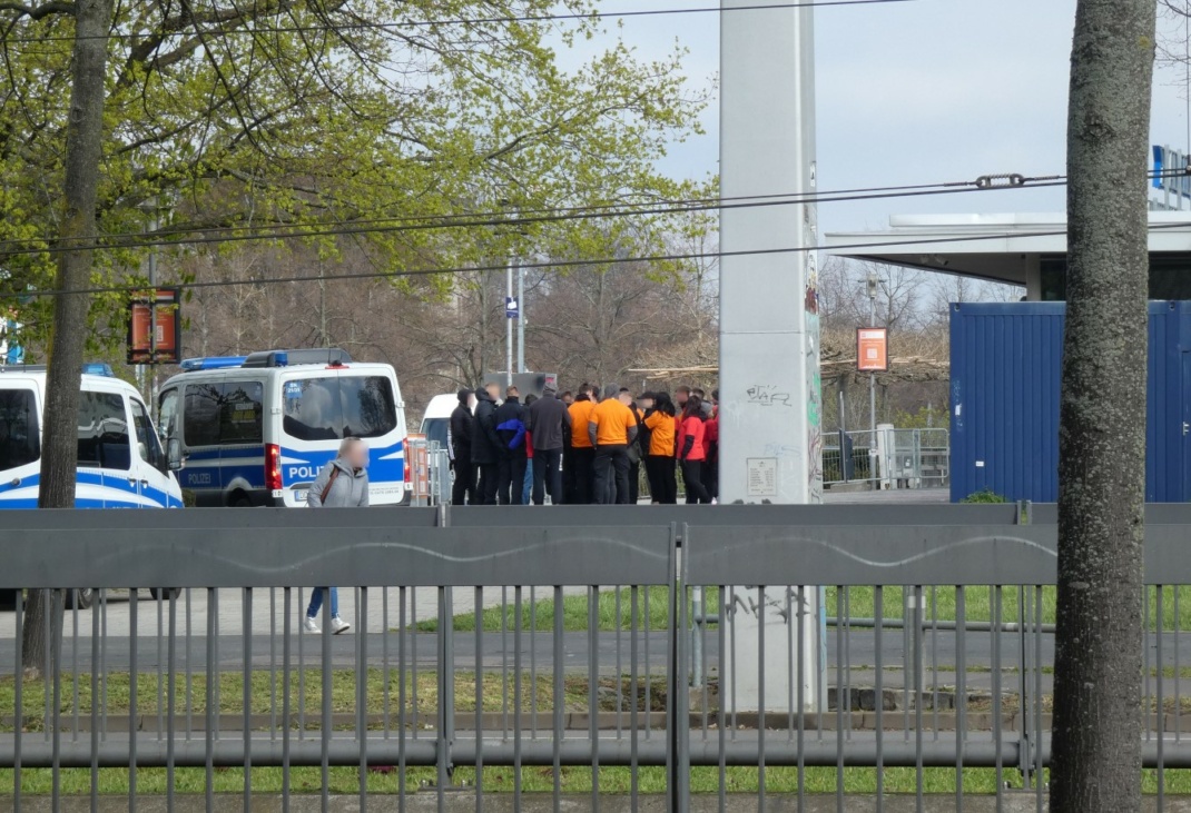 Polizei am RB-Stadion.