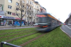 Rollende Straßenbahn auf der Karl-Liebknecht-Straße.