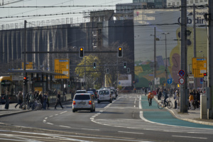 Autospuren vor dem Leipziger Hauptbahnhof. Rechts fährt ein Radfahrer auf einer Grünen Fahrradspur.