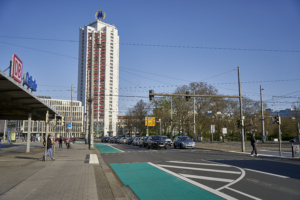 Autospuren vor dem Leipziger Hauptbahnhof. Auf der linken Seite ist die Fahrradspur erkennbar.