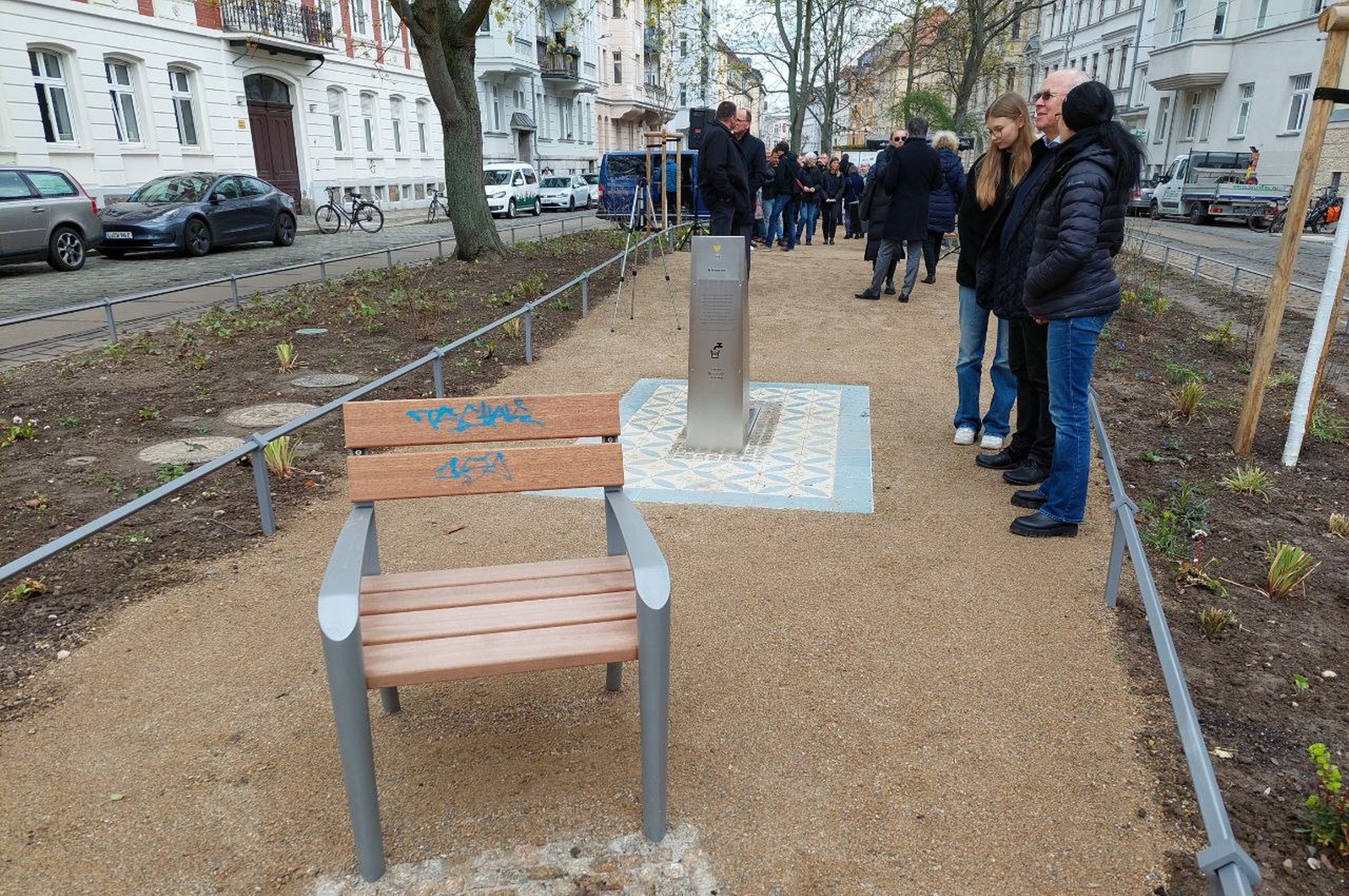 Der umgestaltete Gohliser Anger mit Trinkwasserspender und Beobachterstuhl. Foto: Sabine Eicker