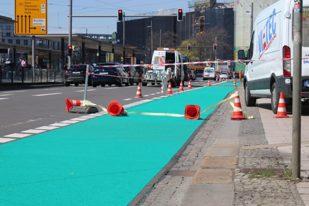 Fahrbahnmarkierung am Hauptbahnhof.