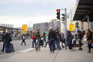 Menschen am Hauptbahnhof.