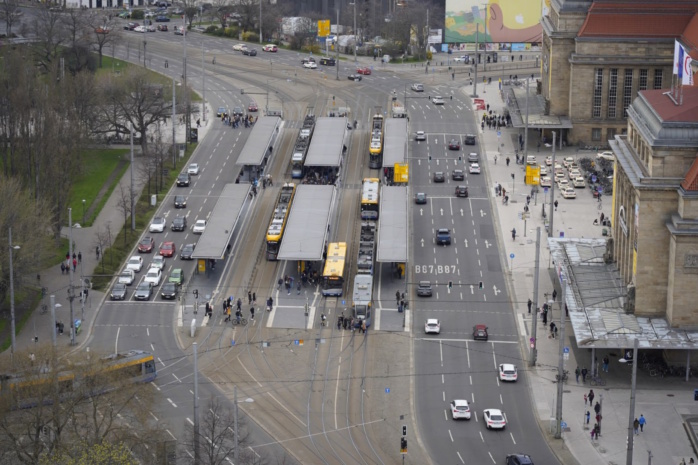 Blick auf LVB-Haltestelle und Hauptbahnhof-Vorfeld. Foto: Tom Richter