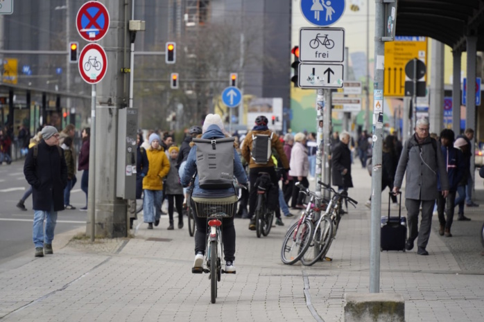Aktueller Zustand auf dem für Radfahrer freigegebenen Fußweg vor dem Hauptbahnhof. Foto: Tom Richter