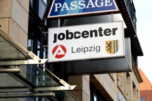 Schild des Jobcenters.