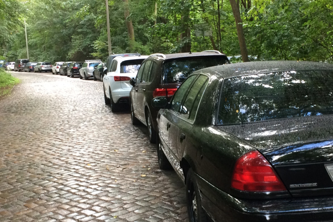 Geparkte Autos im Marienweg.