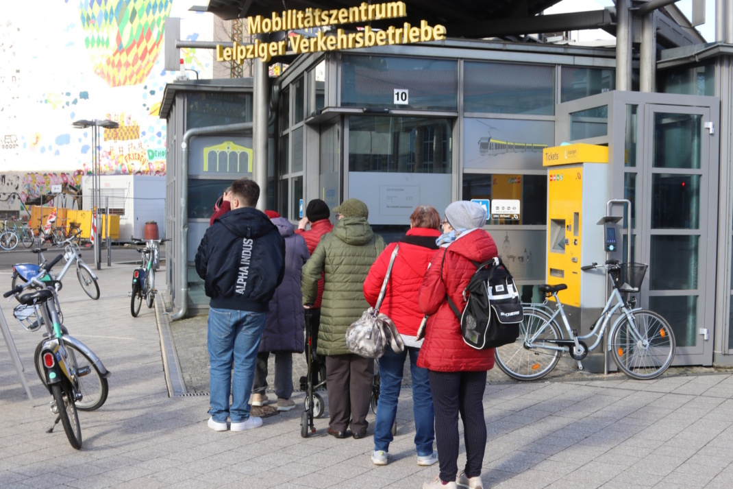 Menschenschlange am LVB-Zentrum.