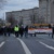 Mehrere Personen auf der Straße, ein Banner tragend