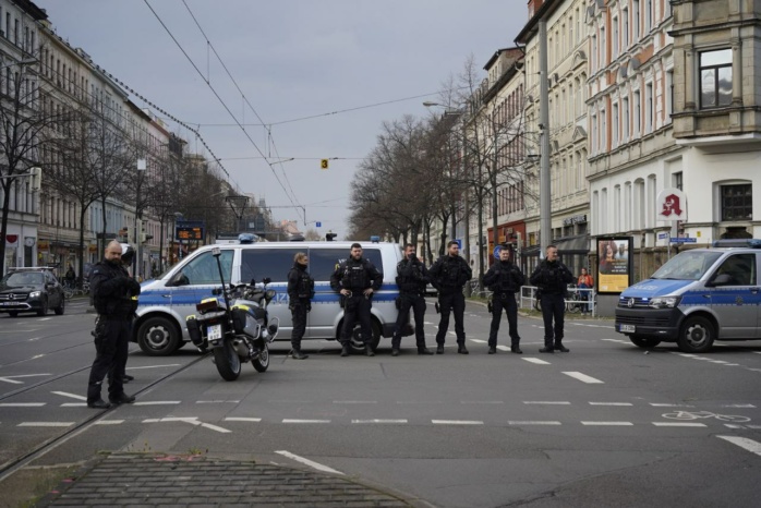 Polizeiaufgebot auf der Karl-Liebknecht-Straße. Foto: LZ