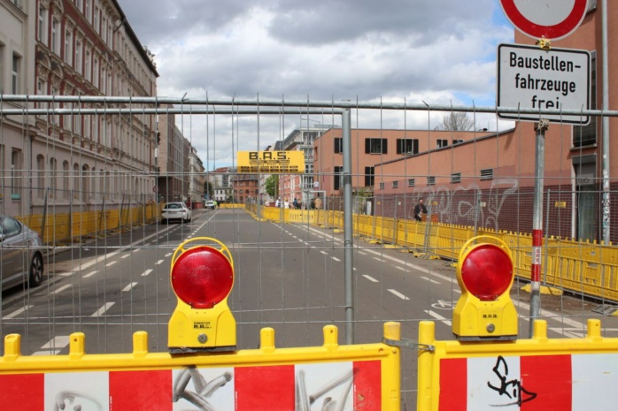 Baustellenabsperrung auf einer Straße