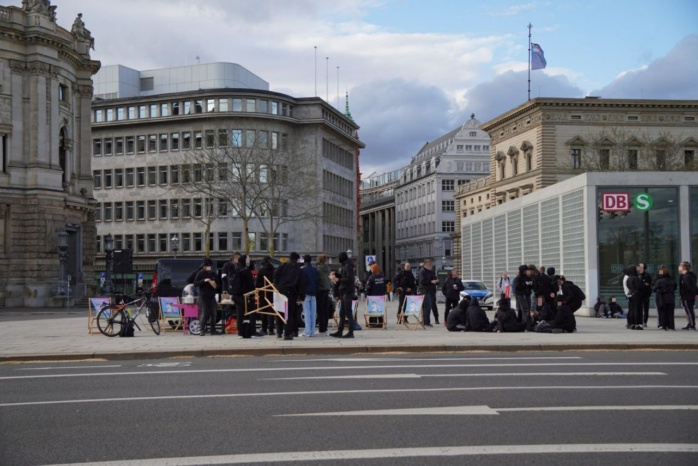 Mehrere Personen bauen Stühle und Stände auf