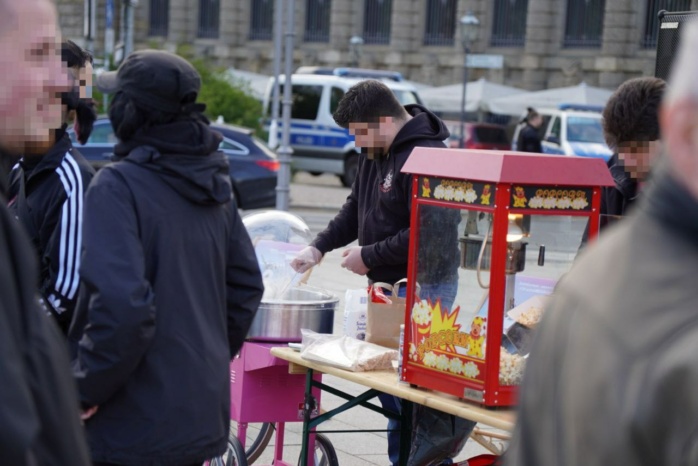 Popcornmaschine und eine Person an einem Tisch