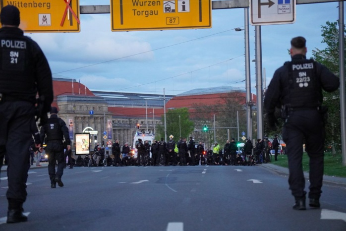 Personengruppe sitzt auf einer Straße