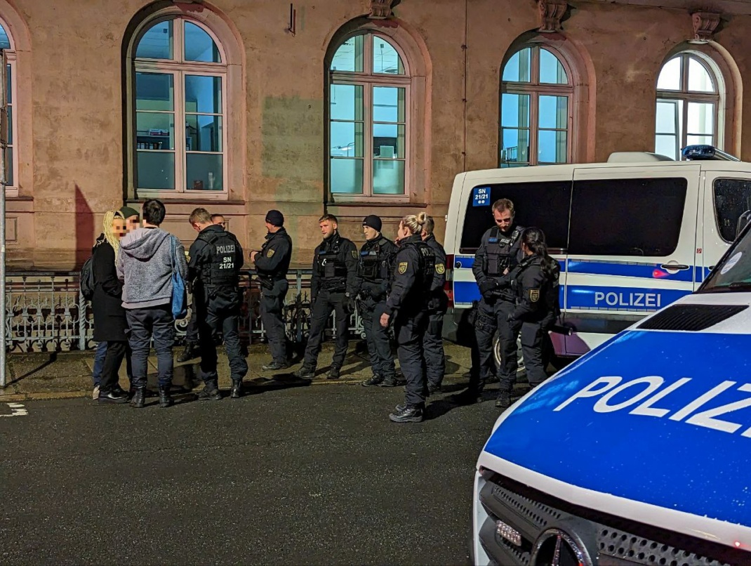Nach mehreren Festnahmen findet eine Versammlung vor der Zentralen Gefangenensammelstelle der Polizei Leipzig in der Dimitroffstraße statt.