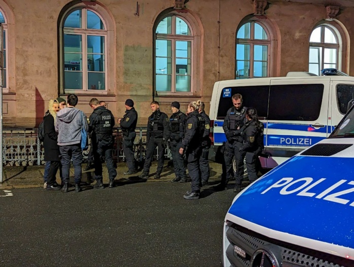 Nach mehreren Festnahmen findet eine Versammlung vor der Zentralen Gefangenensammelstelle der Polizei Leipzig in der Dimitroffstraße statt.
