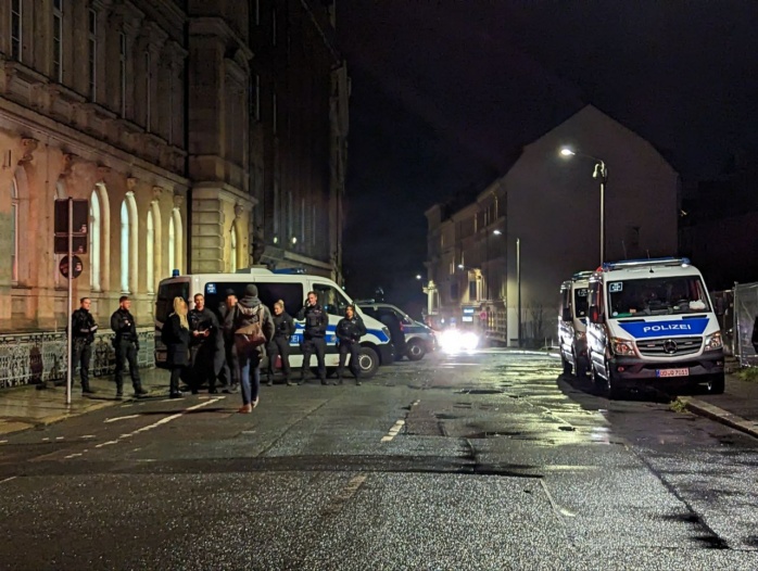 Nach mehreren Festnahmen findet eine Versammlung vor der Zentralen Gefangenensammelstelle der Polizei Leipzig in der Dimitroffstraße statt.
