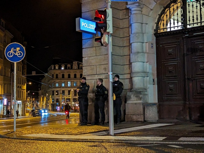 Nach mehreren Festnahmen findet eine Versammlung vor der Zentralen Gefangenensammelstelle der Polizei Leipzig in der Dimitroffstraße statt.