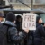 Demonstrierende mit einem Schild "Free Lina"