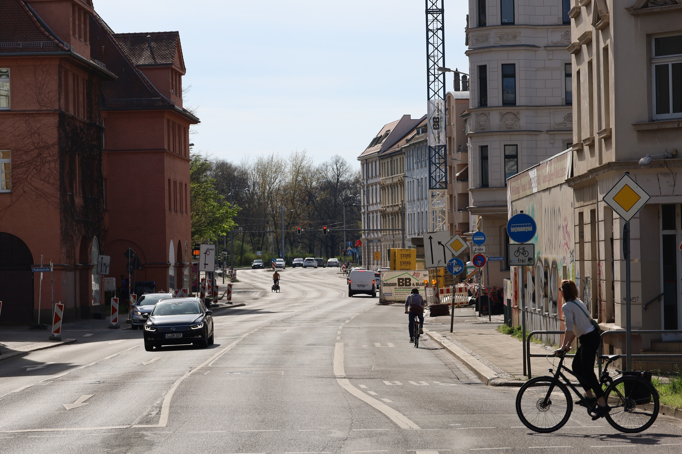 Die aktuelle Einengung durch die Baustelle in der Rödelstraße. Foto: Ralf Julke