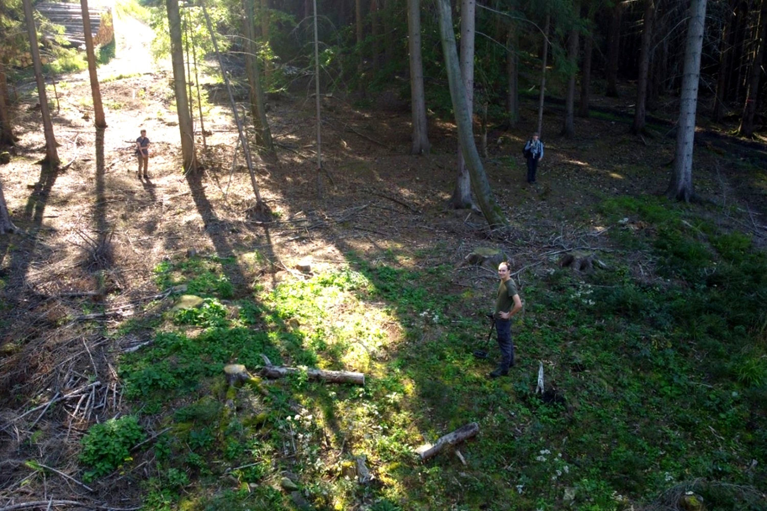 Abstecken einer mittelalterlichen Holzkohle-Meilerplatte im Osterzgebirge. Foto: Archiv Sachsenforst