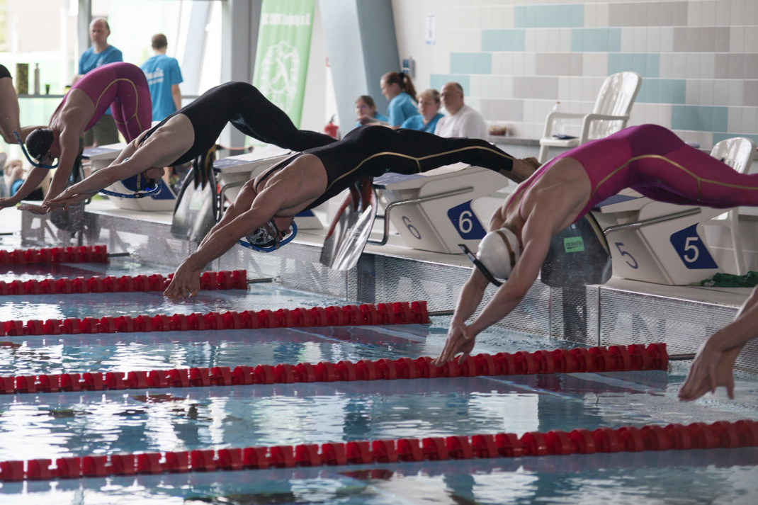 Max Poschart - 2vr - und Niklas Loßner - vorn - über die 50m Finswimming.