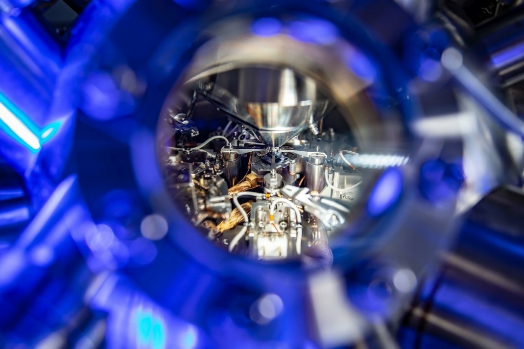 Blick in eine Ultrahochvakuum-Anlage am Institut für Physik der TU Chemnitz, an der Untersuchungen durchgeführt werden, die zum mikroskopischen Verständnis der elektrischen Eigenschaften von Molekülen auf Oberflächen beitragen. Foto: Jacob Müller/TU Chemnitz