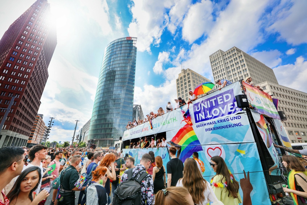 Ein buntes Zeichen für Vielfalt und Akzeptanz in allen Dimensionen setzten die Helios Mitarbeiter:innen mit der Teilnahme am diesjährigen Christopher Street Day (CSD) in Leipzig. Foto: Helios Kliniken GmbH | Thomas Oberländer